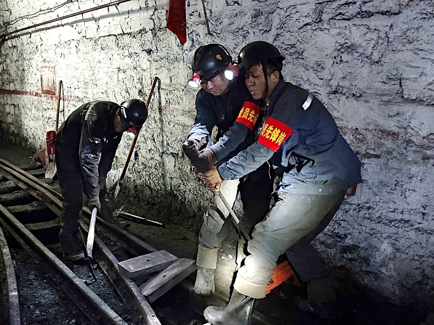 黨員先鋒崗在井下作業(yè).jpg