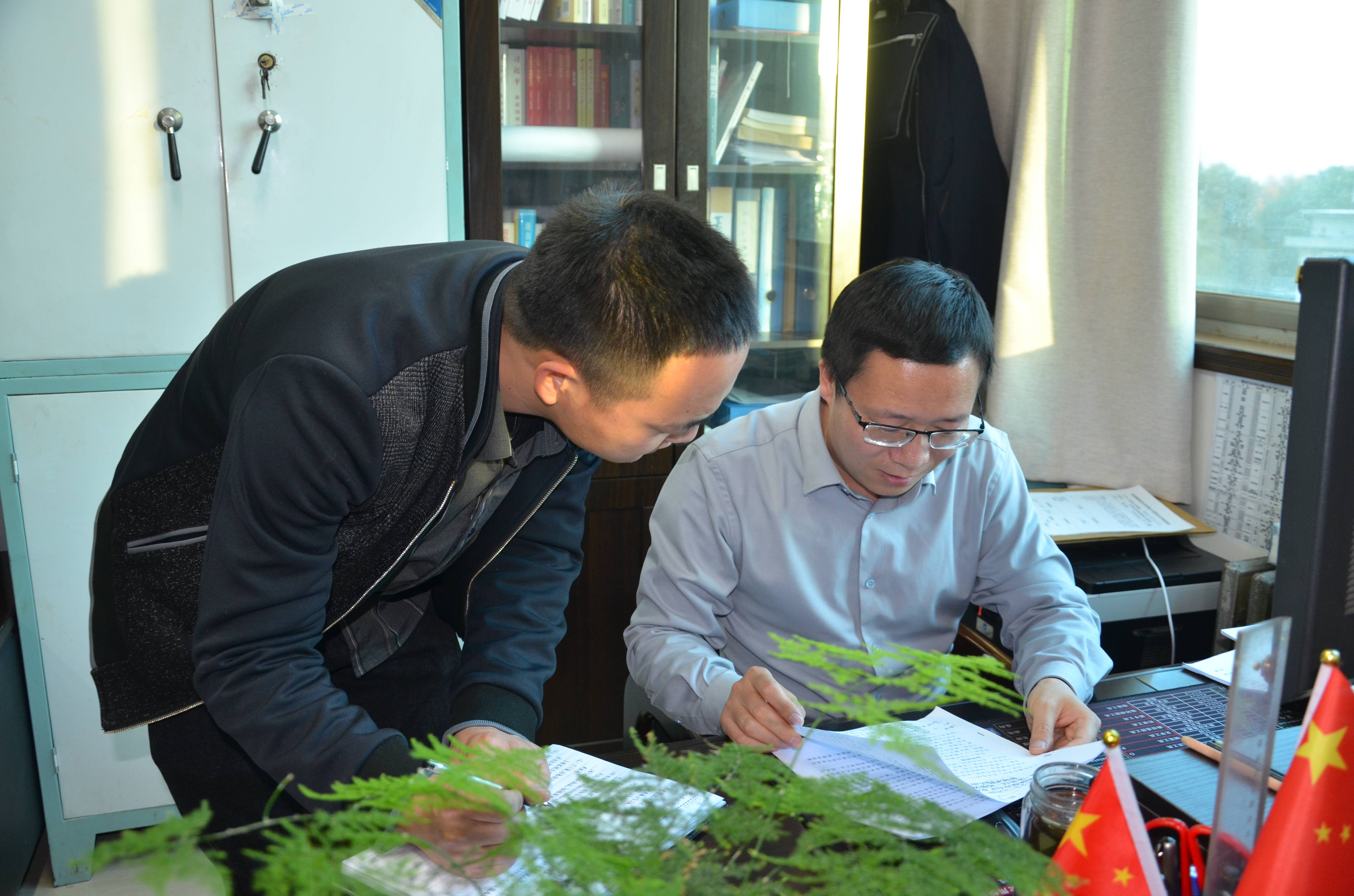 圖為陜煤集團澄合礦業(yè)公司黨群工作部副部長正在為孵化學員講解相關業(yè)務知識.JPG