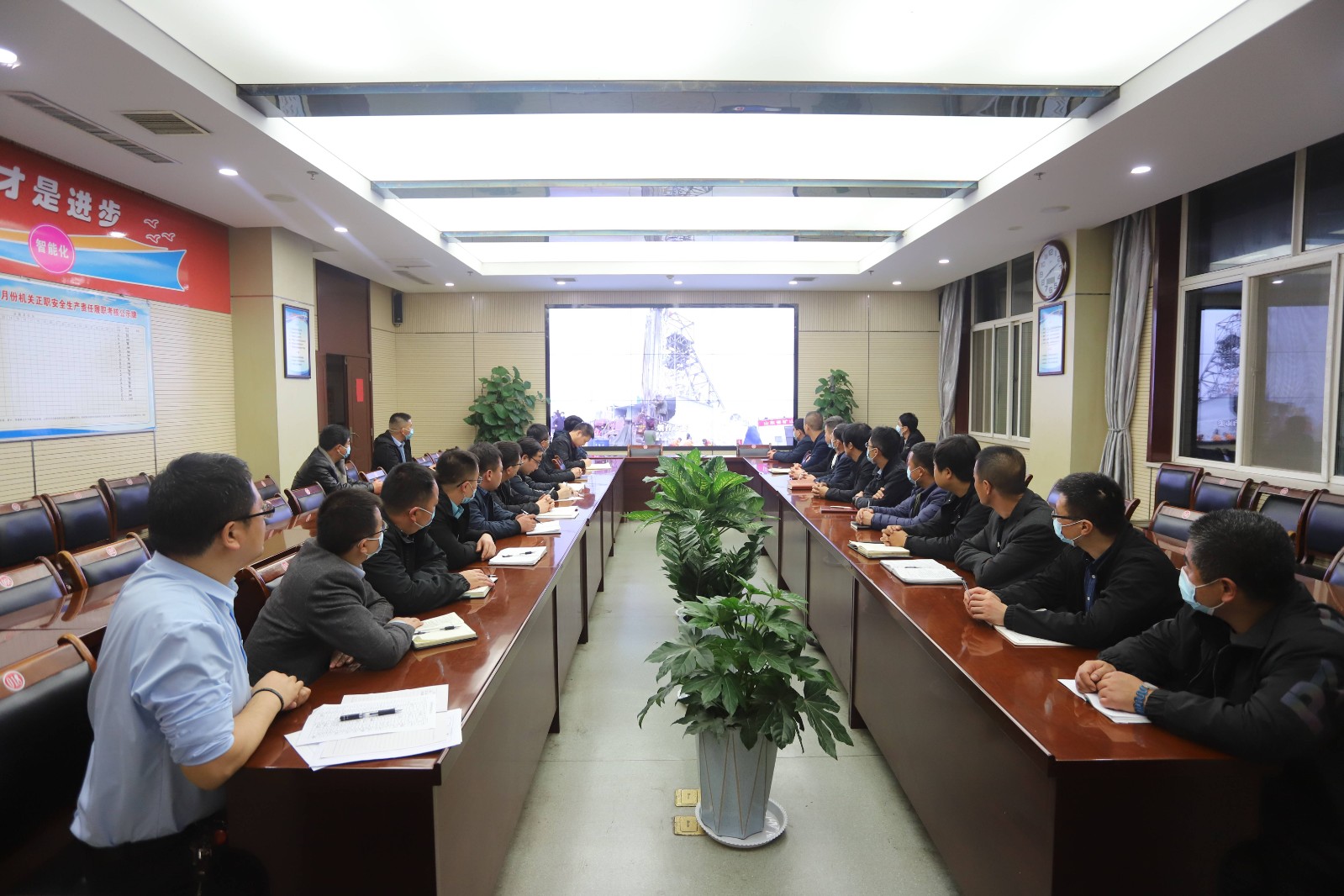 澄合礦業(yè)合陽公司組織各級管理人員認(rèn)真觀看2022年全國煤礦事故教訓(xùn)警示教育片.JPG