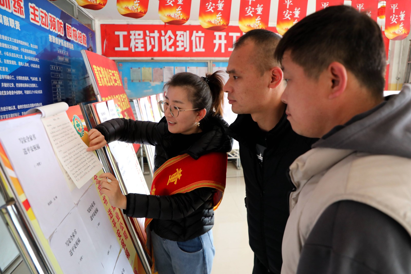 澄合礦業(yè)董東煤業(yè)公司家屬協(xié)管員為職工講解事故給家庭造成的嚴(yán)重后果.JPG