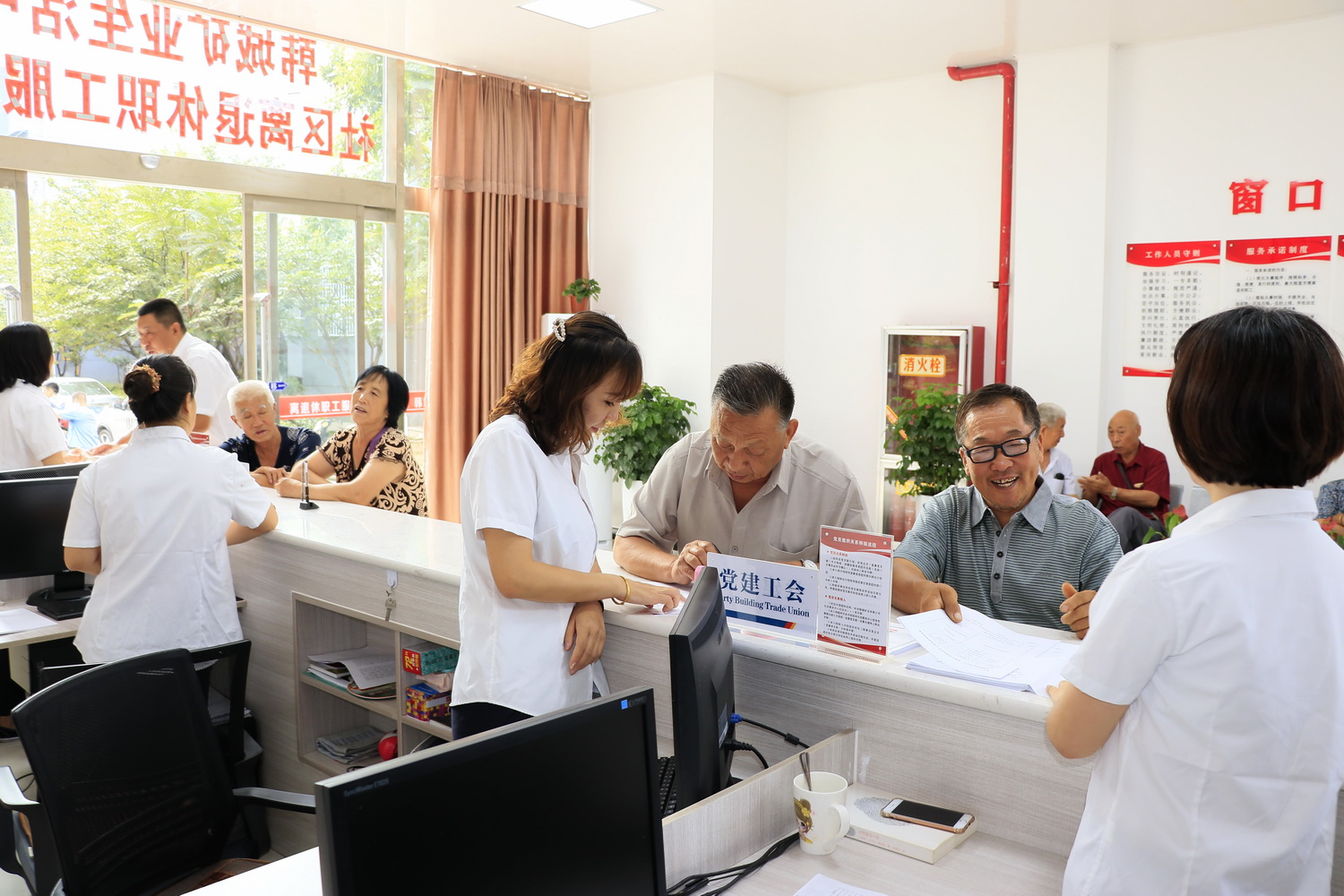 黨員用心服務(wù)退休人員.JPG