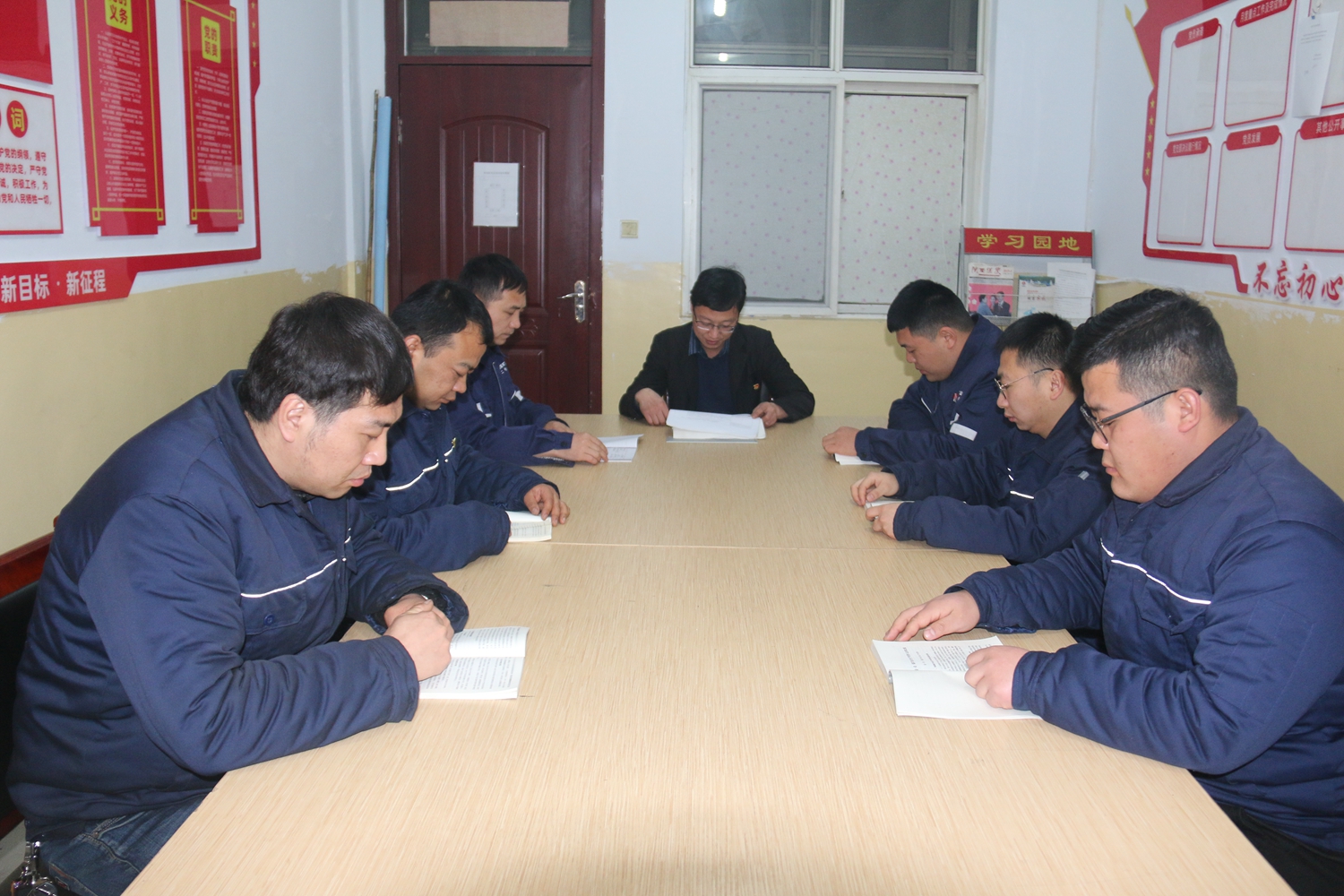 老帶新”讓青年人“扛大梁”——陜煤韓城礦業(yè)實(shí)施“金苗”工程.jpg