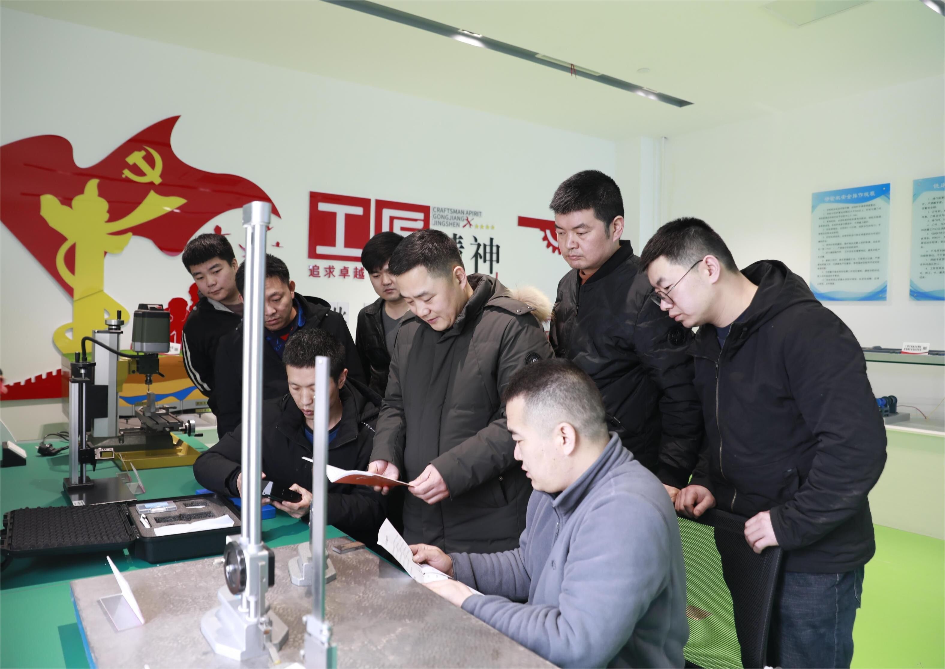 張新停深入現(xiàn)場開展師帶徒.JPG